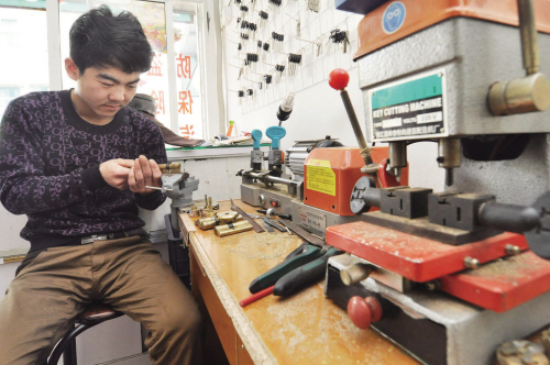 石屯镇开锁店为啥“牛号”频现 听开锁师傅讲什么锁最防盗