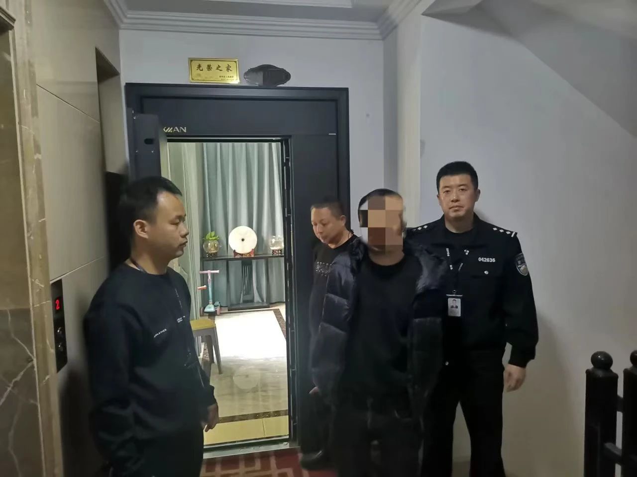石屯镇全副伪装仍被识别！双龙公安成功抓获一名撬锁盗窃嫌疑人